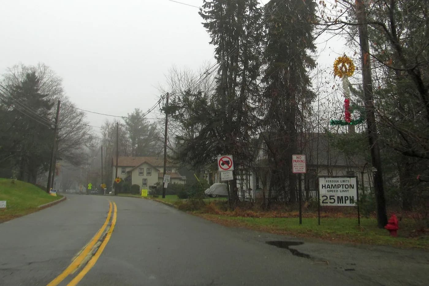 Road entering the borough of Hampton, New Jersey along Route 635